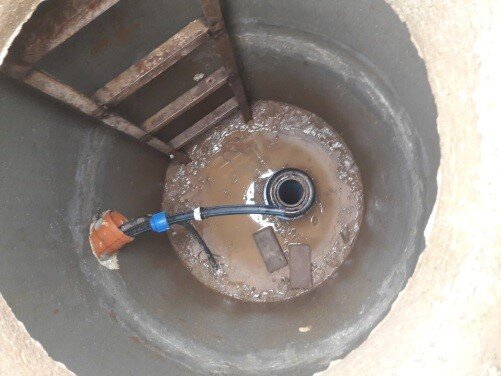 Абиссинский колодец можно считать самым экономически выгодным решением на участке. Его глубина составляет до 20 метров, а в плане создания он достаточно прост. Конструкция требует минимальных затрат и отличается солидной надежностью. Если сравнивать ее с обычным колодцем, то можно заметить, что в абиссинский не будет попадать пыль и грязь.