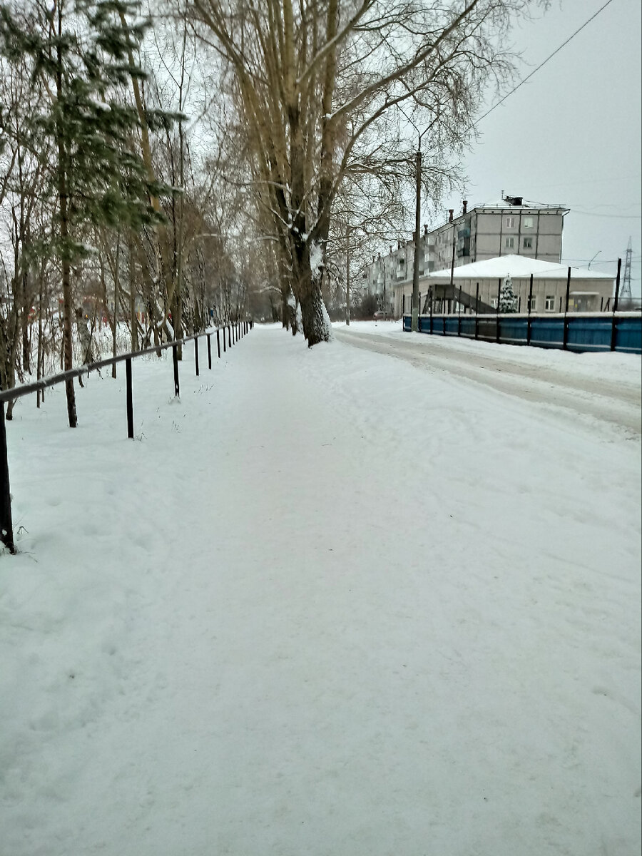 С другой стороны у местной школы вот такой забор (слева). И то он не по всему периметру. Личное фото.