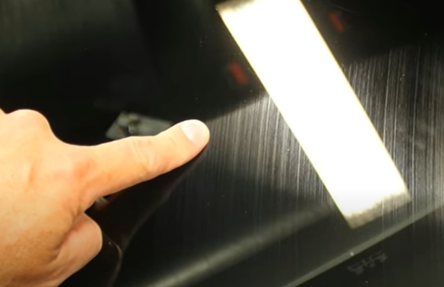 Видно, что стекло поцарапано