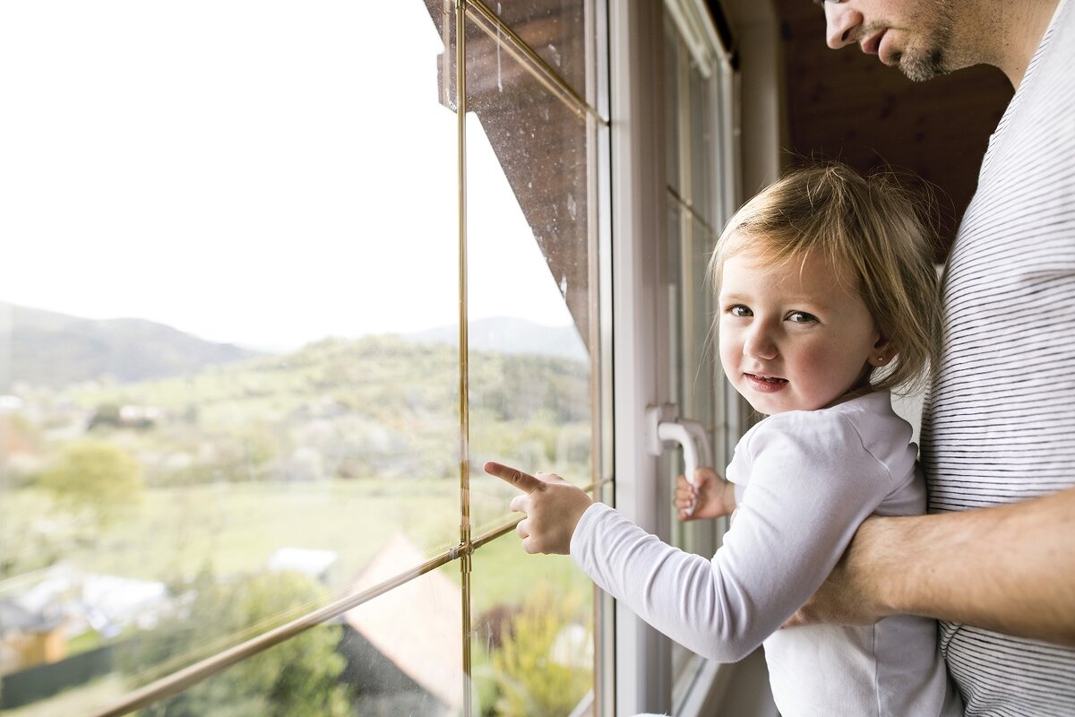 Ребенок у окна