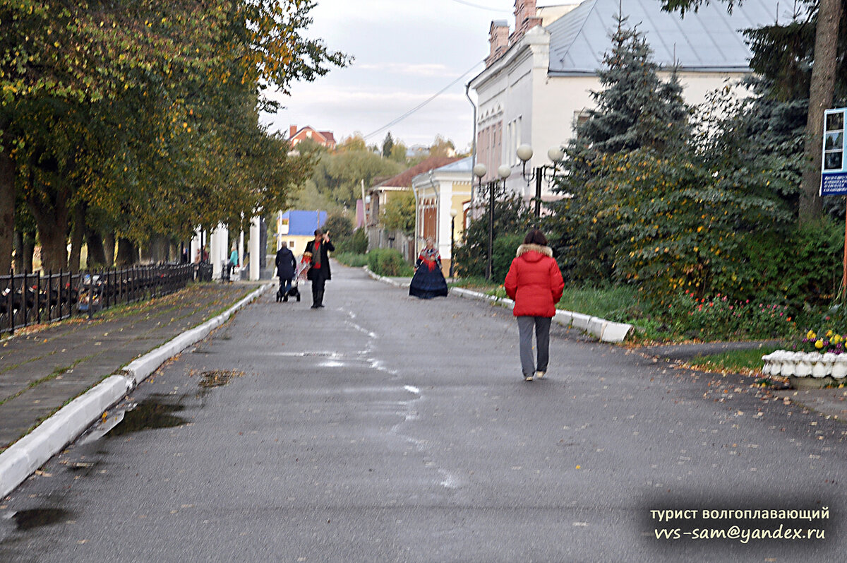 На встречном курсе - участники театрализованного представления. Фото 18.09.2019.