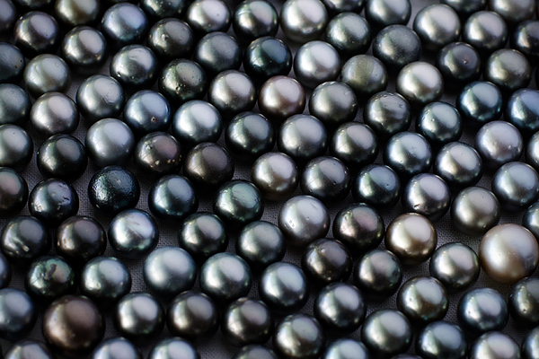 Чёрный жемчуг бывает разных оттенков.