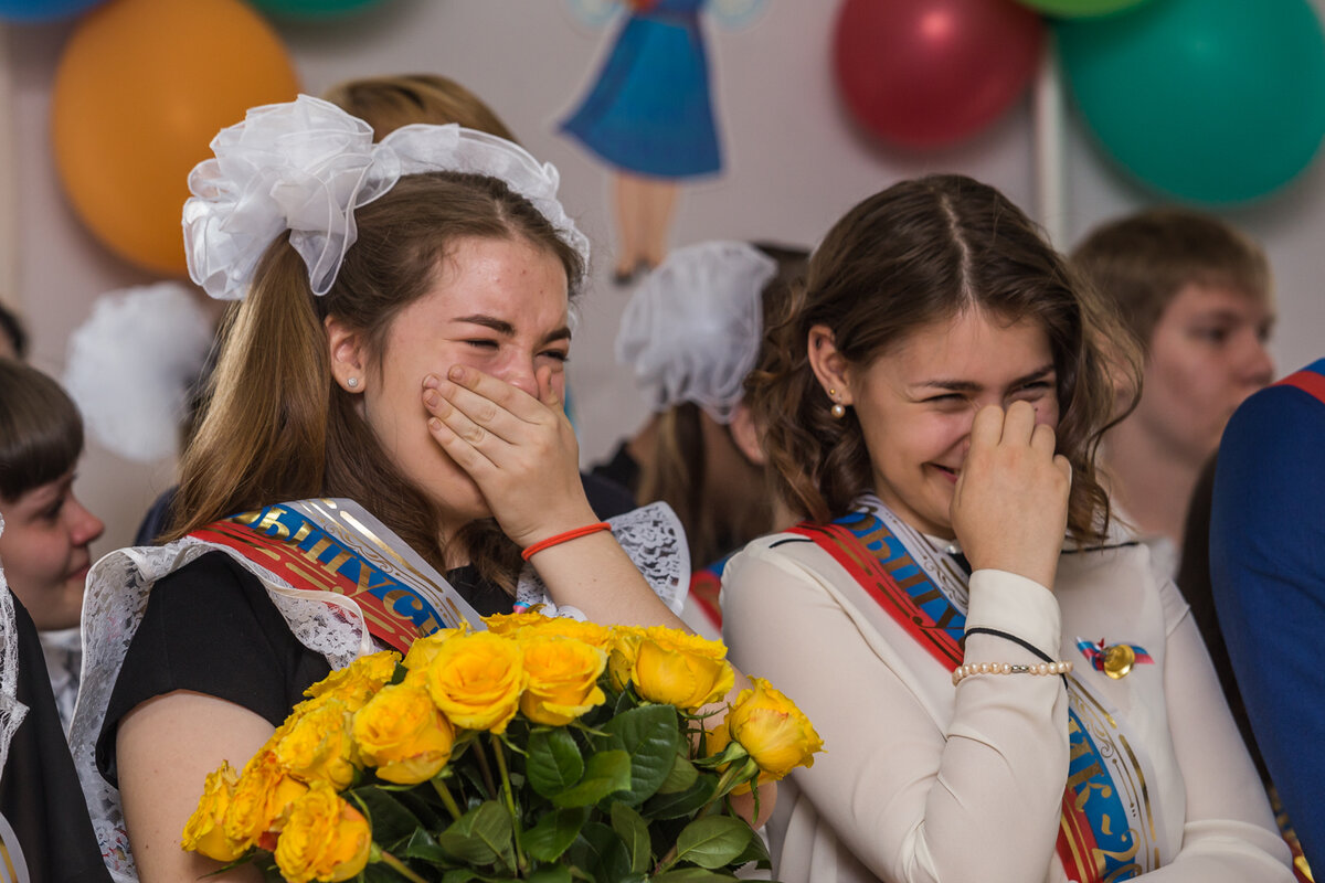 Школа выпускной прощание. Школьники выпускной. Фотосессия последний звонок. Слёзы на выпускном в школе. Выпускники прощаются со школой.