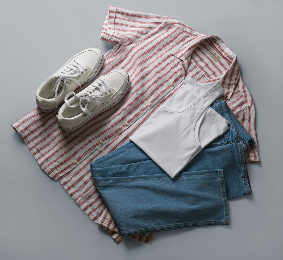 Образ с полосатой рубашкой с коротким рукавом, майкой и белыми кедами.