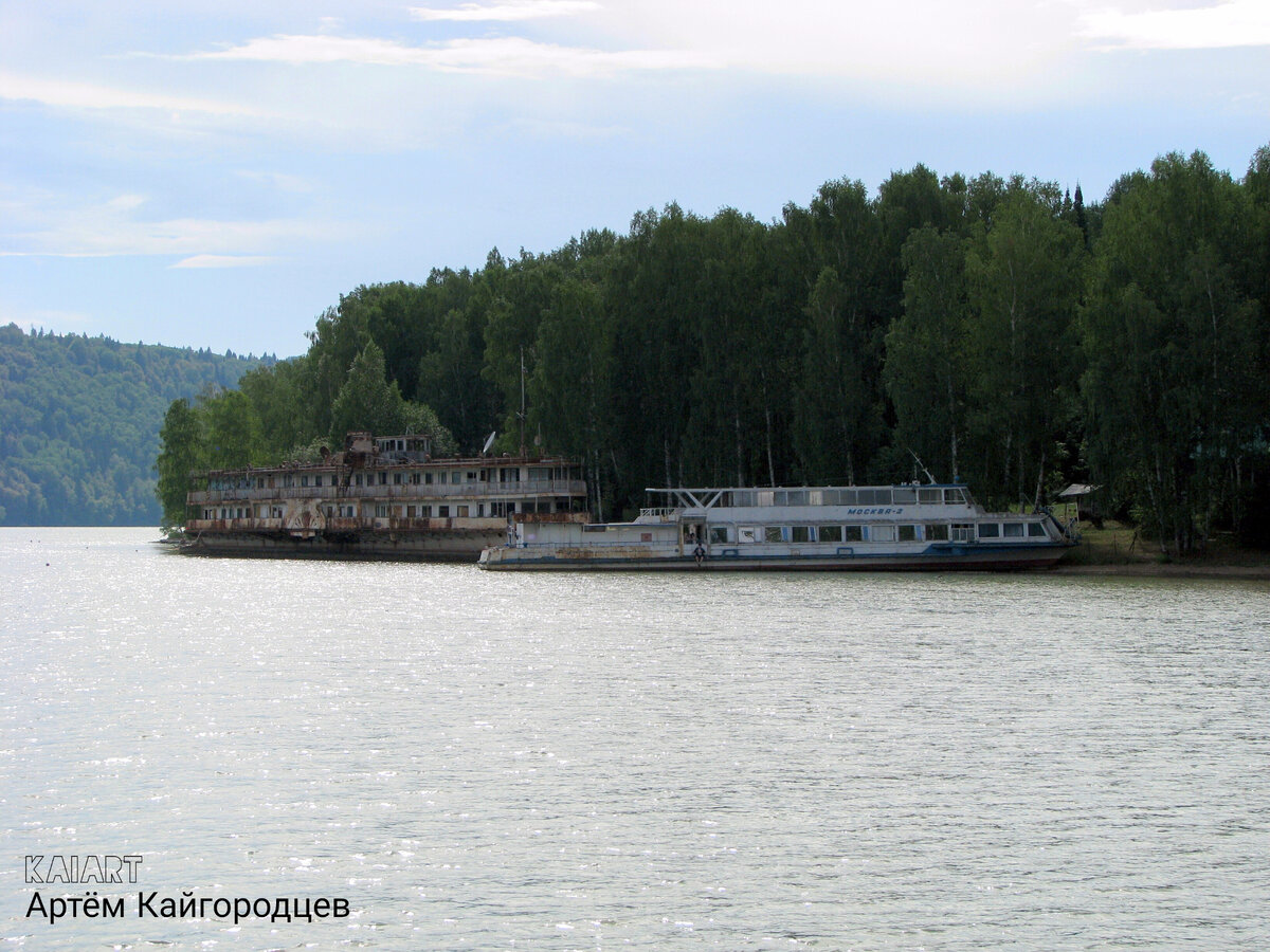 Пароход "Уфа" стоит на мели у берега базы отдыха "Урман". Павловское водохранилище. Фото: KAIART  с экскурсии по Павловскому водохранилищу