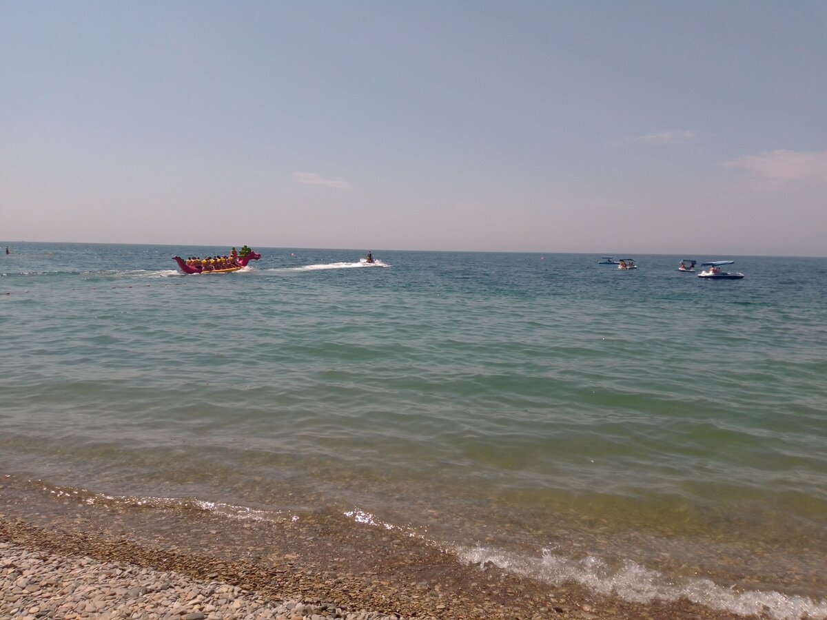 Лучше всего отдыхать на чистых пляжах с минимальным количеством людей. Но, к сожалению, это не всегда возможно. На фото - пляж в Дивноморском (фото автора).