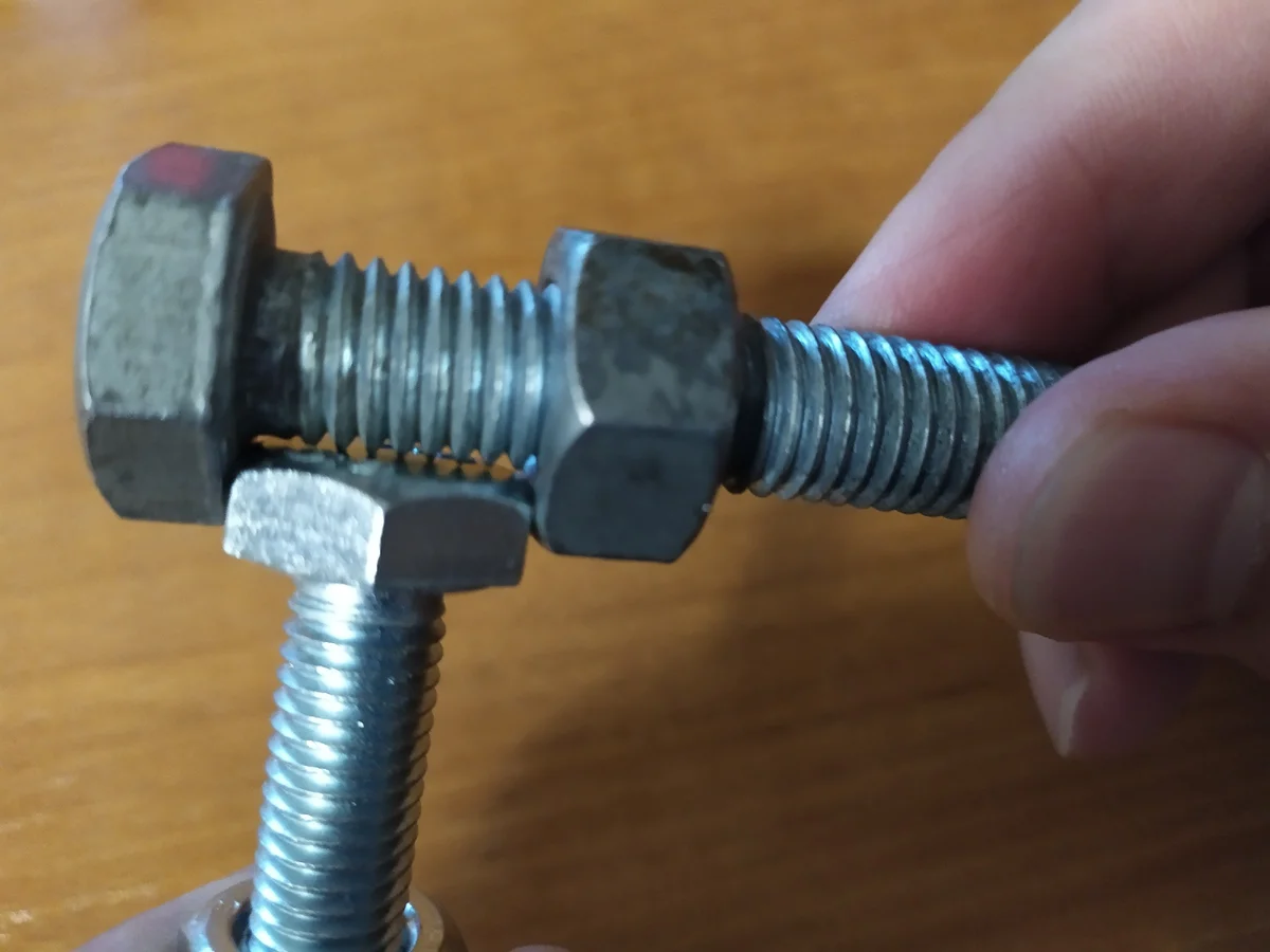 Откручивание болтов. Болт 31132 с гайкой. Открутить прикипевшую гайку. Инструмент для откручивания закисших гаек. Болт газовая горелка.