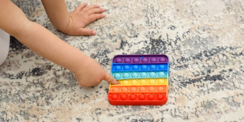 Поп-ит - так называемая "вечная пупырка", заменяет пакет с пузырьками воздуха, которые лопаются