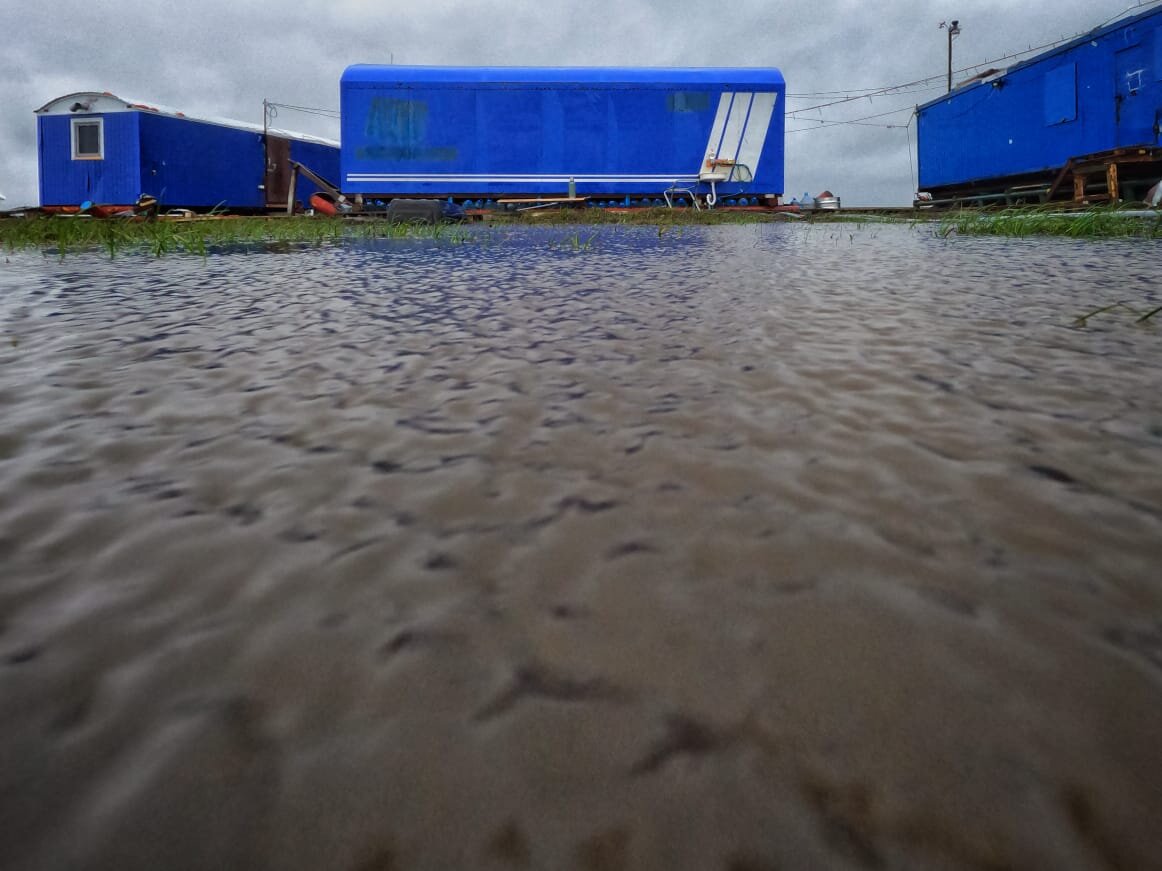 Лагерь теперь на самом деле на побережье