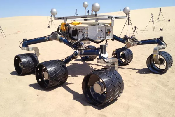 В начале мая 2012 года члены миссии Mars Science Laboratory провели тесты мобильности на песчаных дюнах Калифорнии в рамках подготовки к эксплуатации марсохода Curiosity после его приземления в кратере Марса Гейл. (Изображение предоставлено NASA / JPL-Caltech)