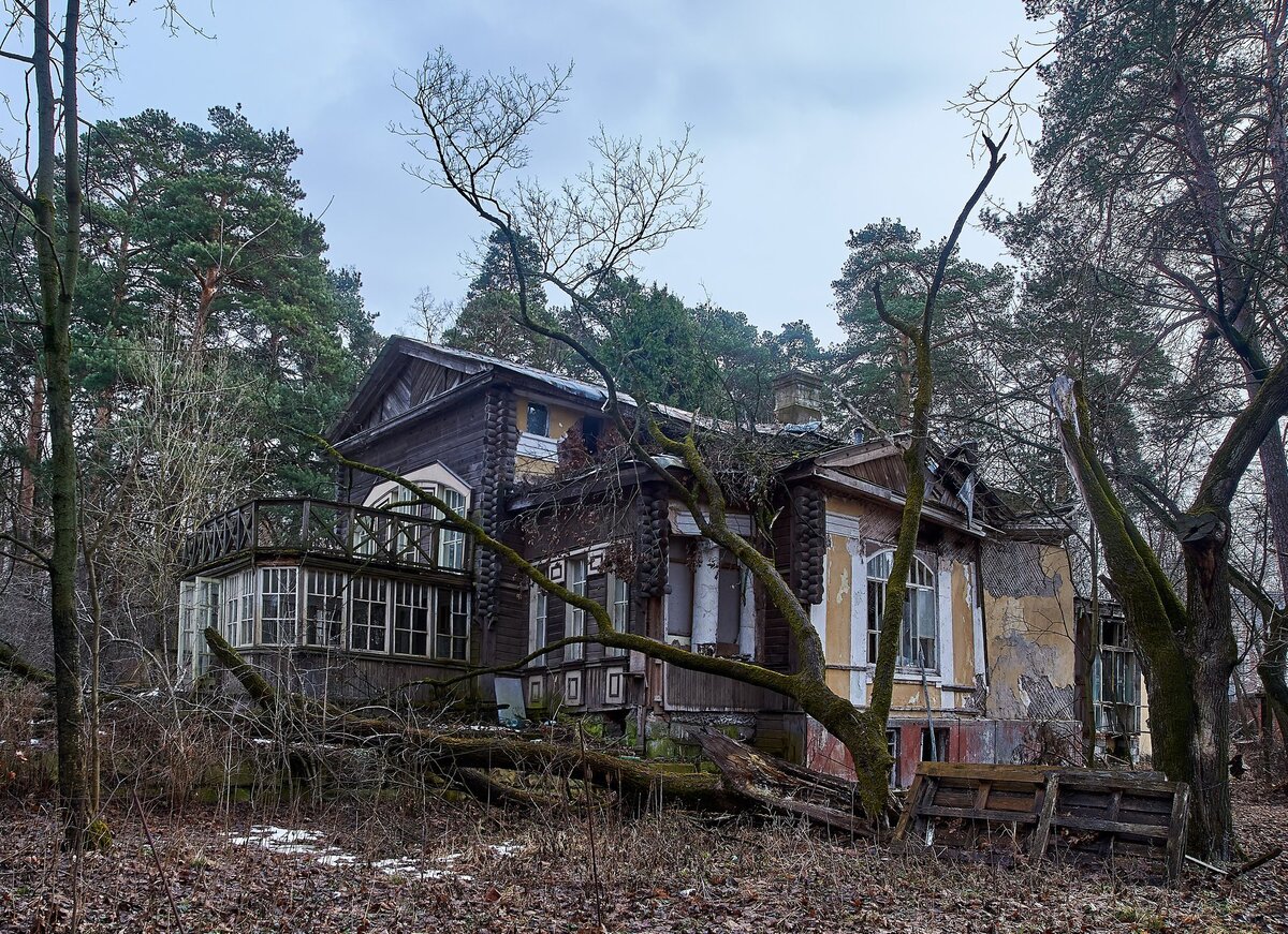 Дореволюционная дача, на которой в 30-е годы жил впоследствии репрессированный секретарь ЦК компартии Украины Станислав Косиор. В наше время дом разрушается. Адрес: 4-я линия Хорошевского Серебряного Бора, 136. Источник изображения: Андрей Новичков, «Архнадзор».