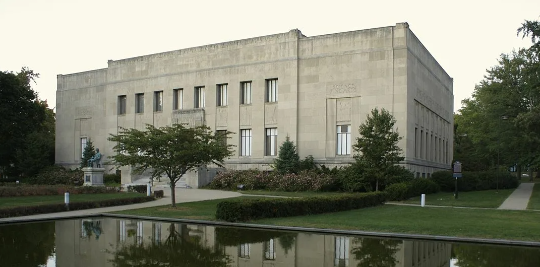Источник: https://upload.wikimedia.org/wikipedia/commons/thumb/2/22/Everhart_Museum.jpg/1200px-Everhart_Museum.jpg