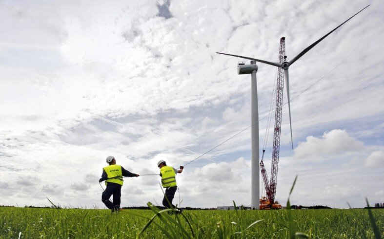 Зелёный курс -это план достижения нулевого выброса парниковых газов и нулевого суммарного загрязнения окружающей среды путём перехода от использования ископаемых к использованию возобновляемых источников энергии и сырья