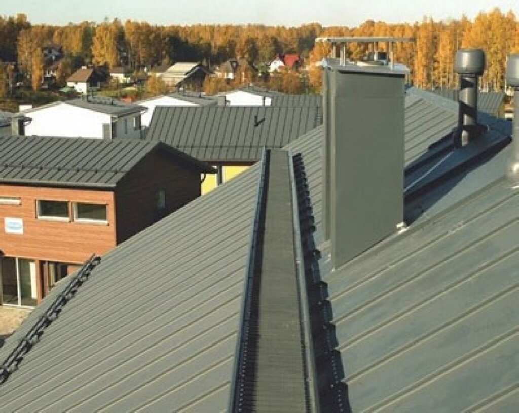 Если крыша сложная, то и дополнительные элементы для безопасности представляют собой целую систему. И если переходный мостик – основная часть этой системы, то кровельный трап – составная часть мостика. В комплект этой конструкции включены следующие элементы: