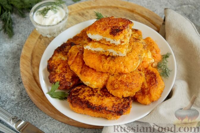 куриное филе, морковь, яйца, мука, чеснок, карри, паприка молотая, перец чёрный молотый, соль, масло растительное (для жарки)