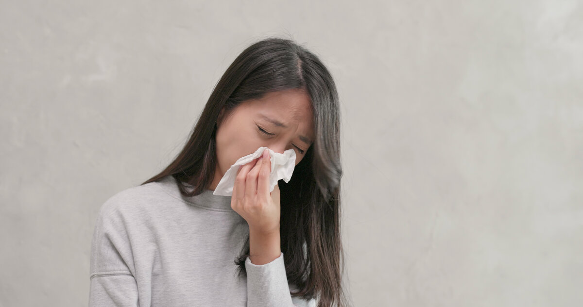 При отравлении формальдегидом у человека чаще всего появляются слезотечение, насморк, кашель, и одышка
