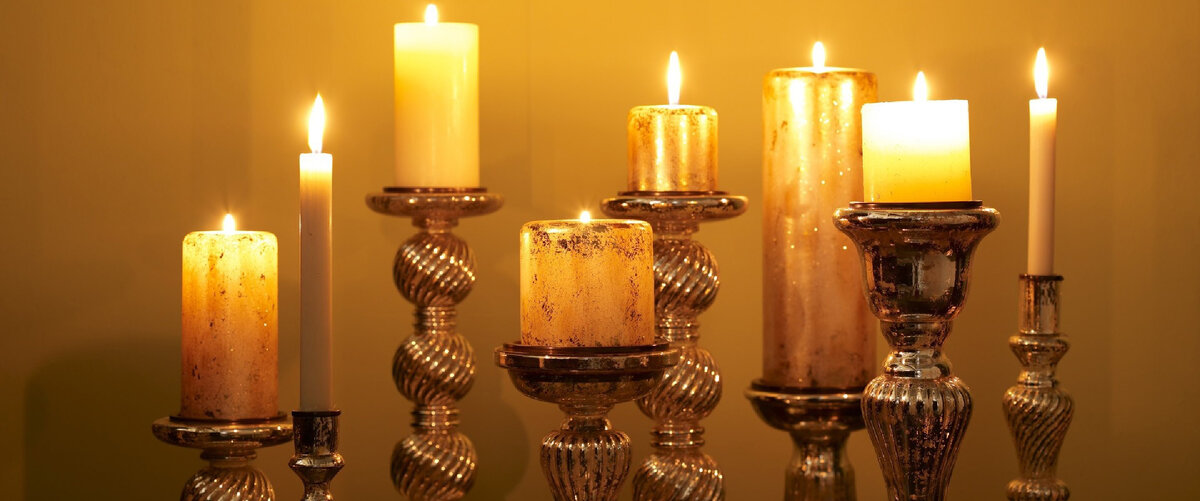 Молюсь свеча. Свеча в ночи. Девушка со свечой. Девушка со свечкой. Стоять над свечкой.