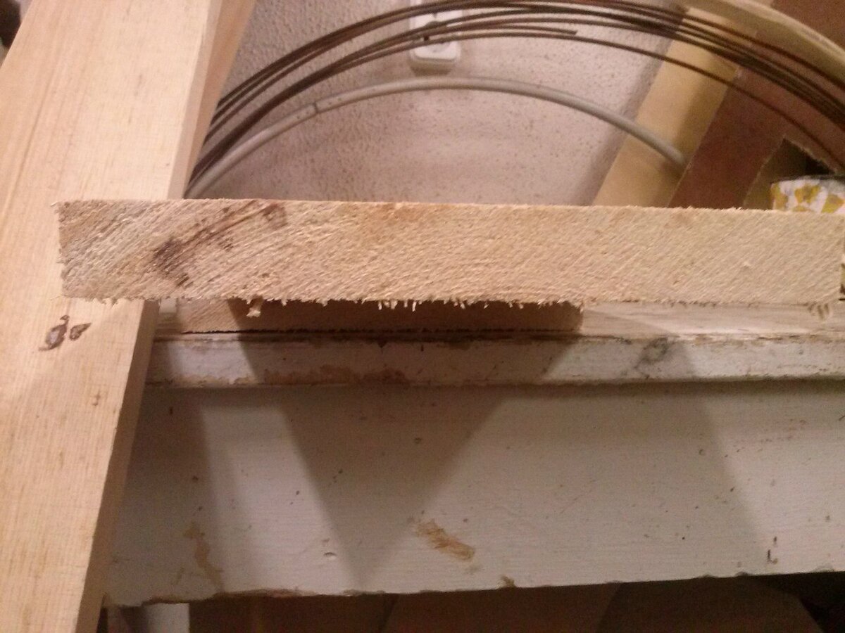 Это обрезок сосновой доски. Класс древесины А, Без кривых слоёв, сколов, трещин, сучков. Доска должна быть высушена до 10-15 процентов влажности.