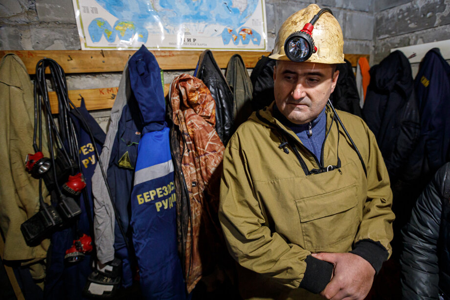 Сергей Кропанцев, геолог шахты «Северная» Берёзовского рудника: «Это уникальный геологический объект. Главный минерал здесь – крокоит, первый минерал, открытый в России». Фото: Александр Мамаев/Octagon.Media