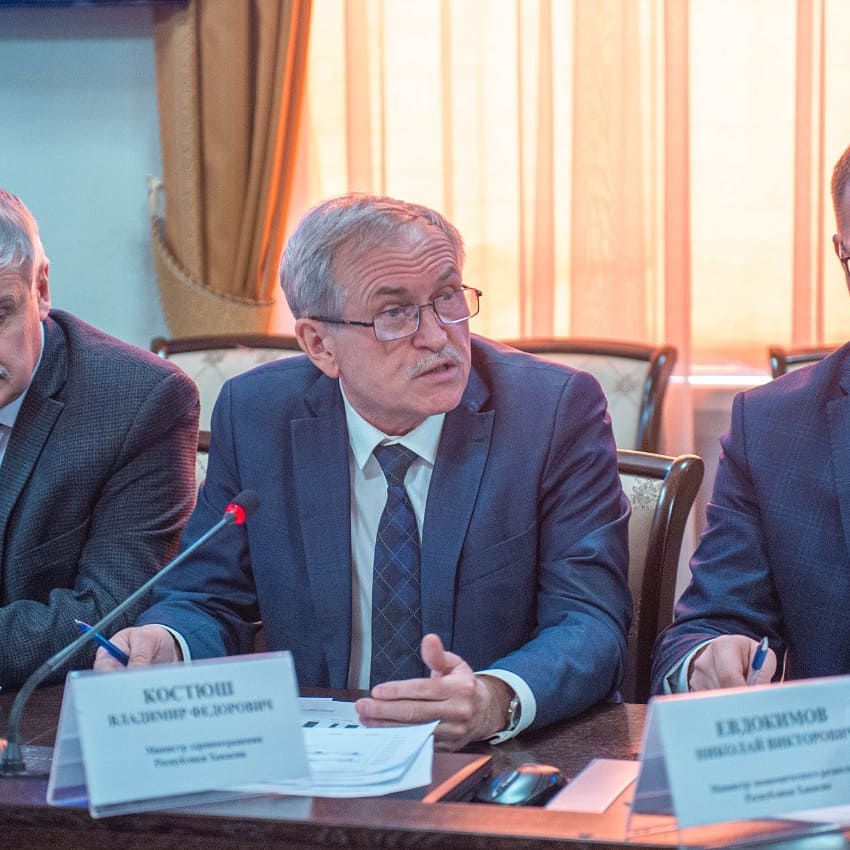 Три года условно министру здравоохранения Хакасии Владимиру Костюшу, за использовиние санитарной авиации.2