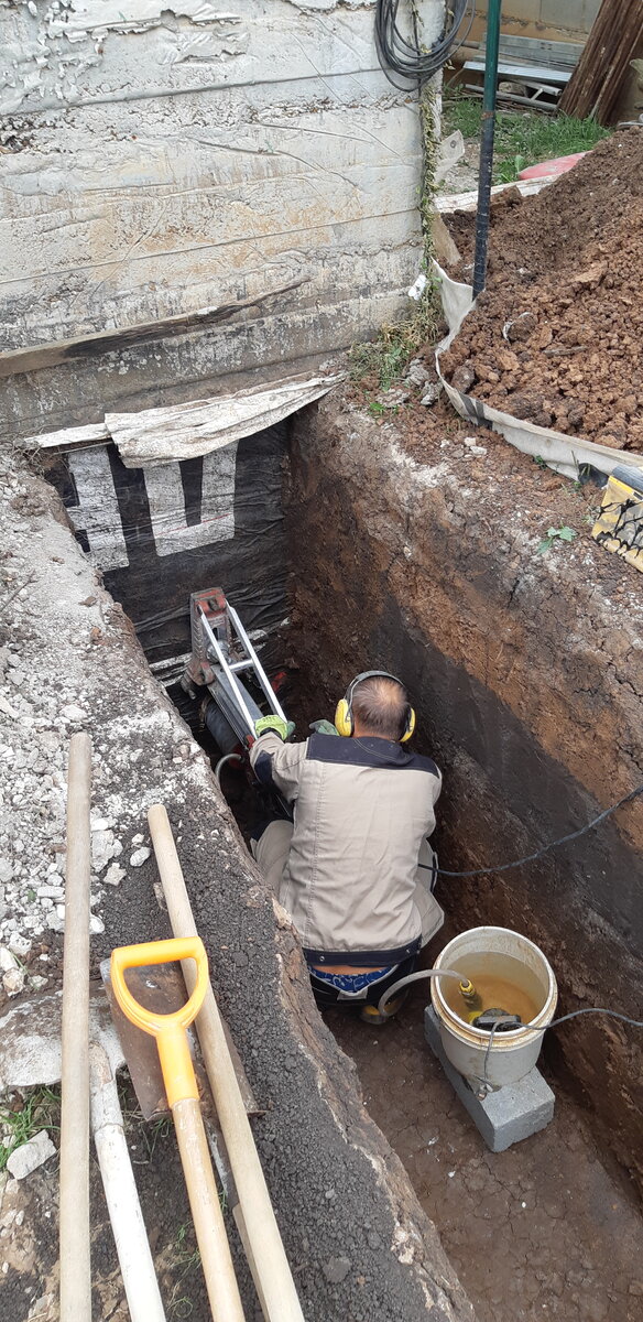 Мастер приступил к алмазному бурению