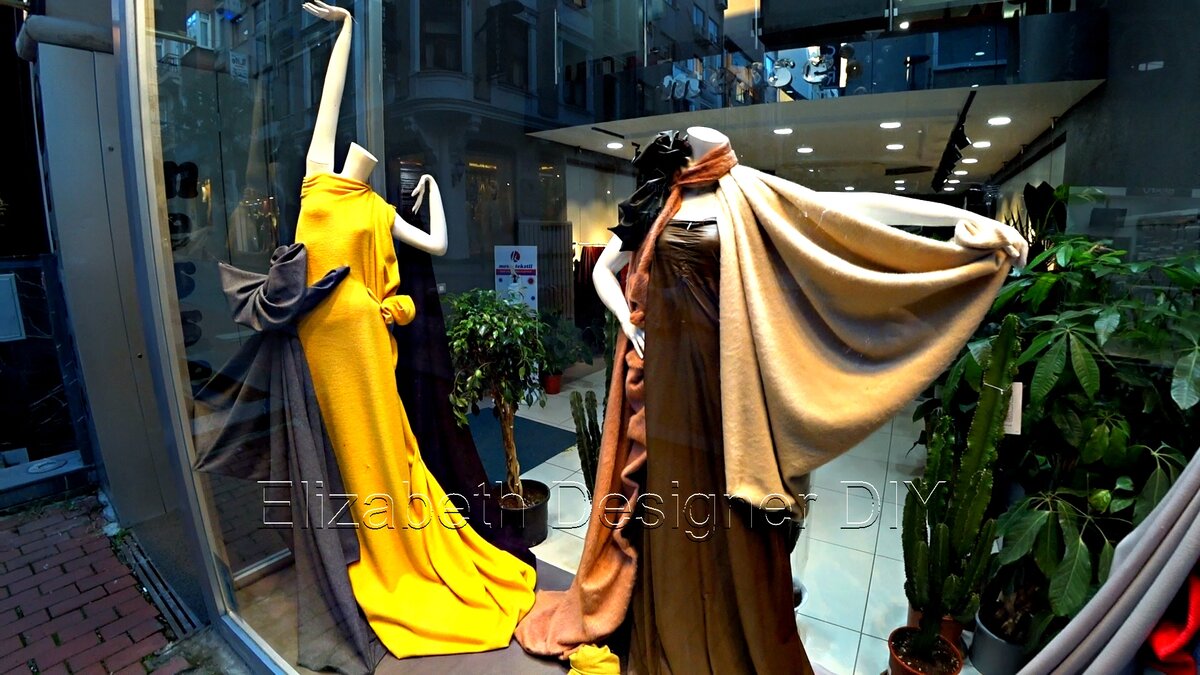 Витрина магазина с кашемиром на улице Османбей в Нишанташи Стамбул.