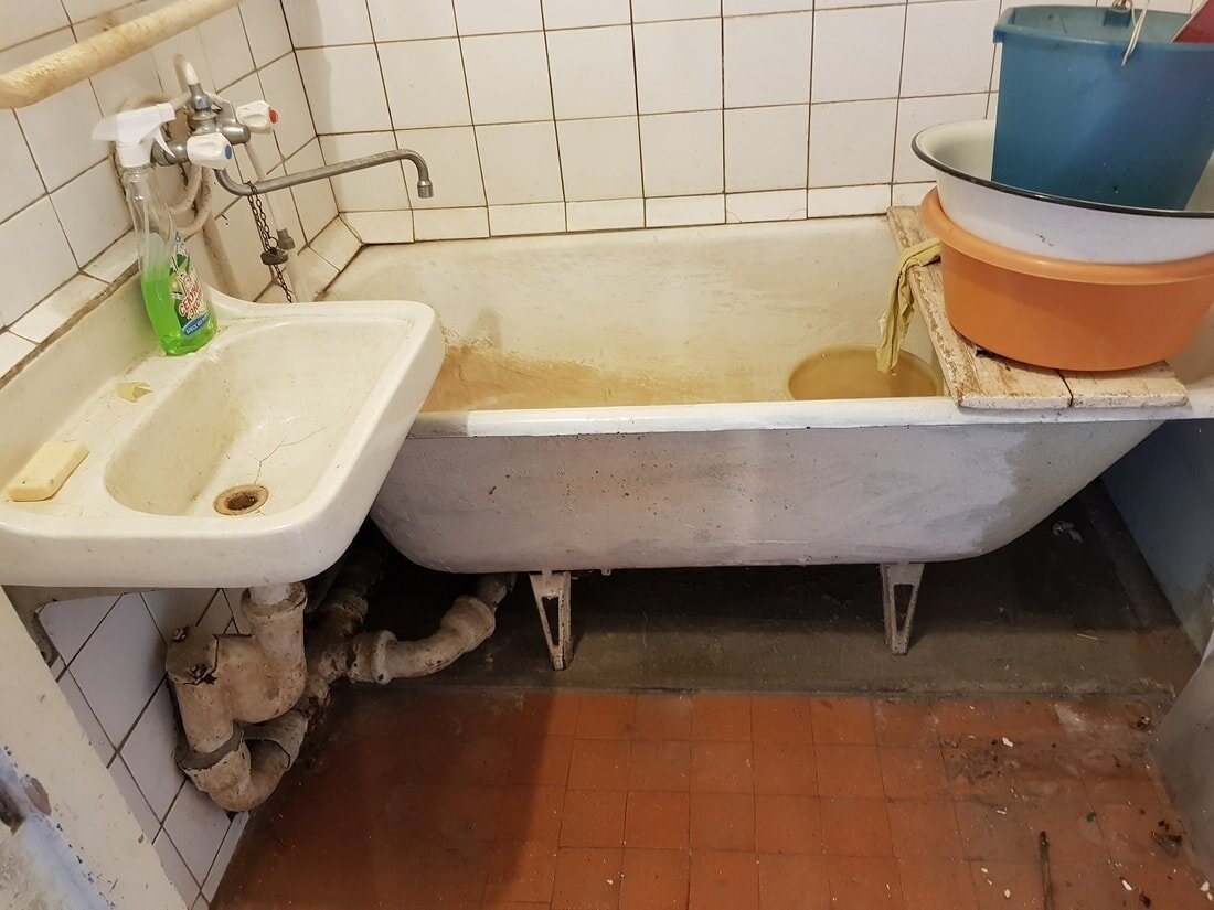 Вот такие санузлы обычно встречаются в "бабушатниках" фото из сервиса Яндекс Картинки