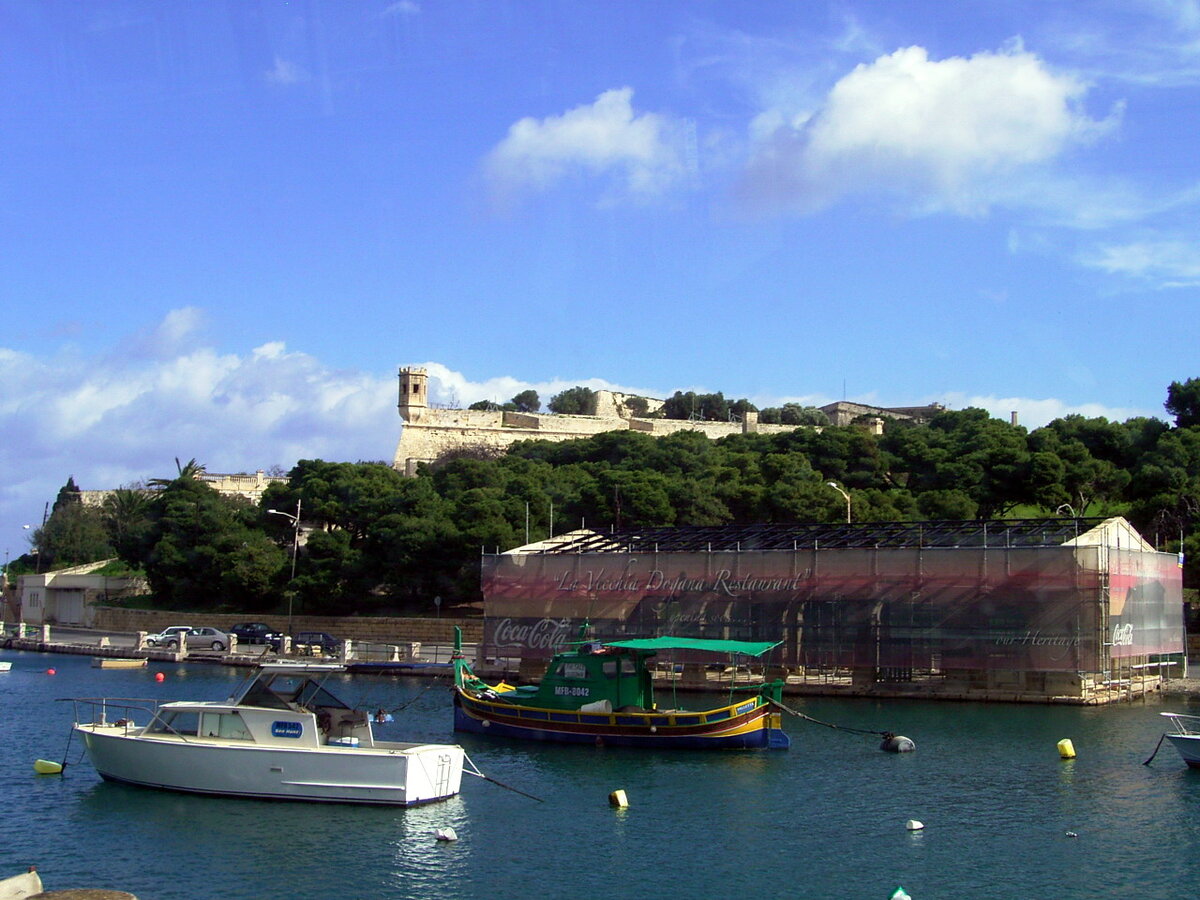 Бастионы крепости видны издалека