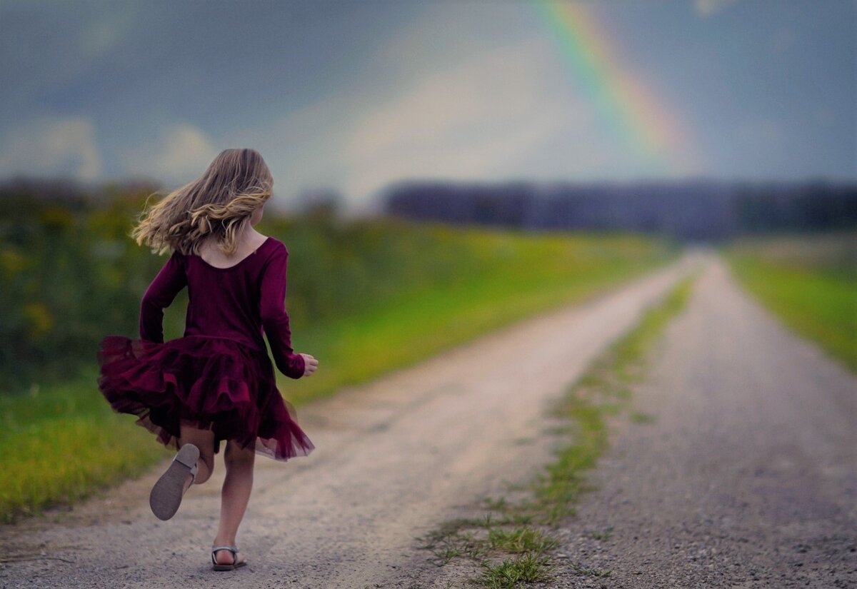 Девочка бежит к радуге