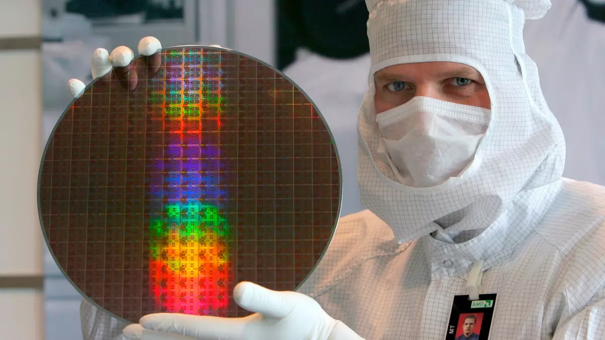 Так выглядит кремниевая пластина, на которой «выращиваются» компьютерные чипы и другие полупроводниковые компоненты.