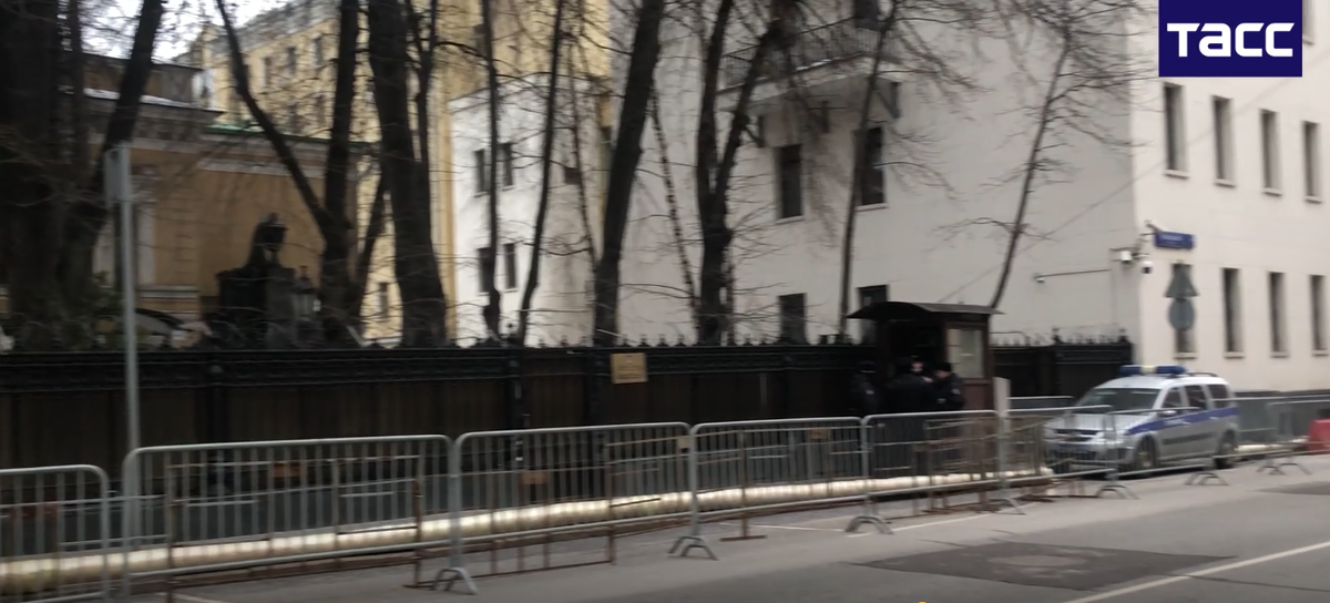 Перед Украинским посольством в Москве. Источник: ТАСС 