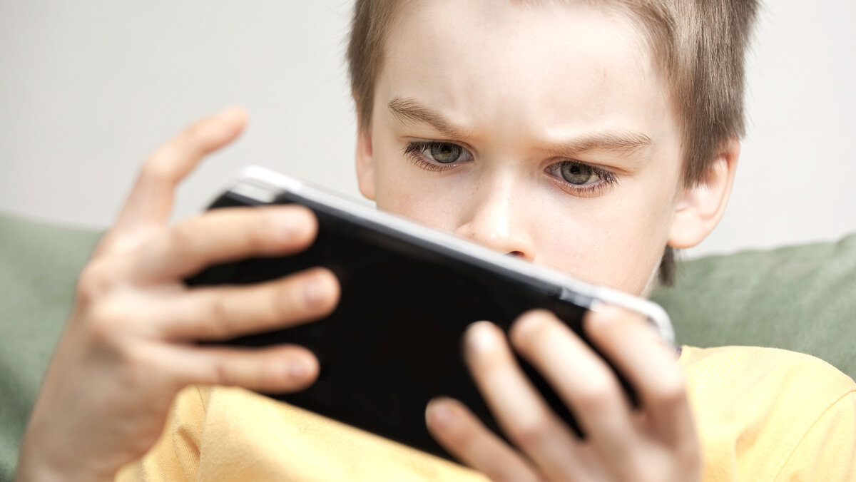 Цифровая слежка за детьми в россии. Ребенок отвлекается. Как отвлечь ребенка от гаджетов. Правда что хотят запретить телефона детям до 14 лет?.