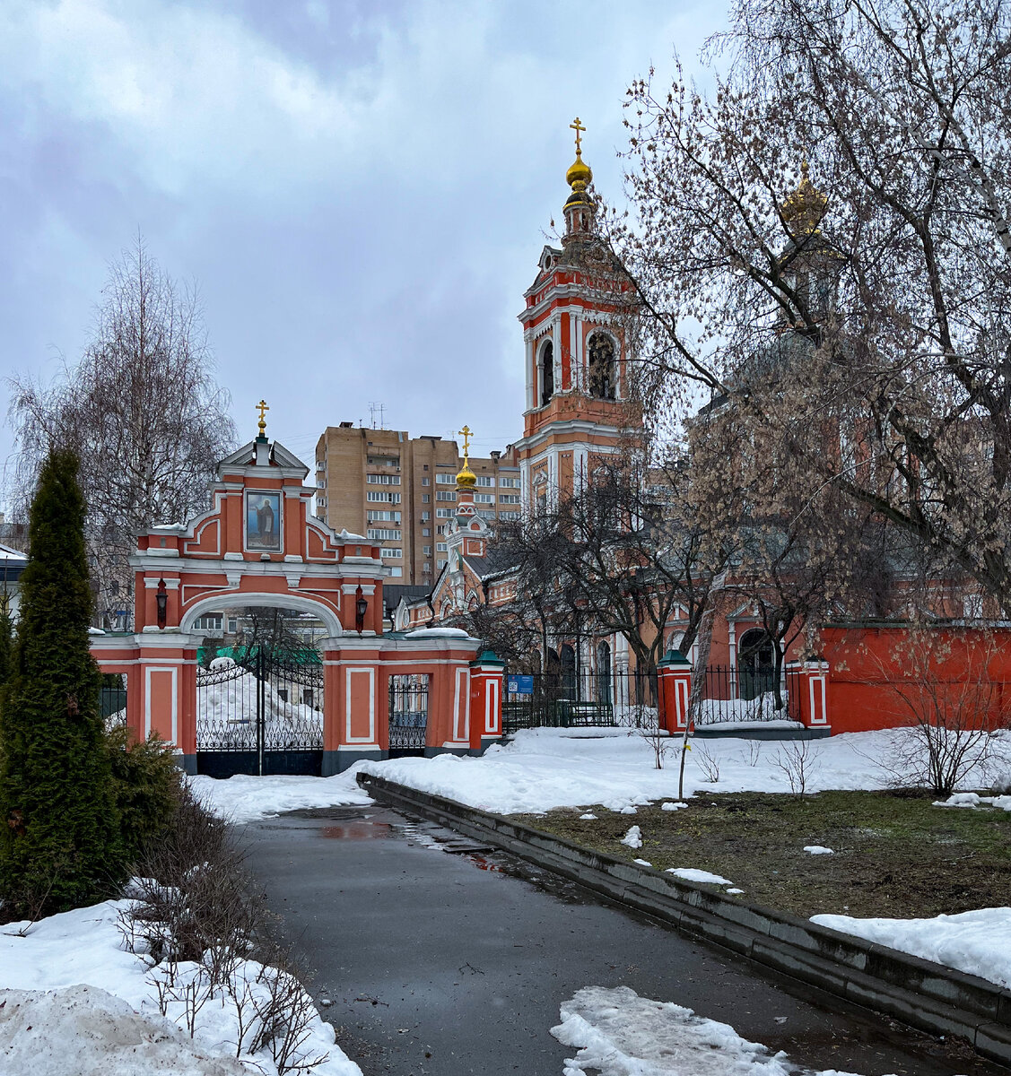 Первый деревянный храм во имя Пимена Великого  датируется 1658 годом. В 1696-1702 годах на его месте соорудили небольшую каменную церковь в стиле нарышкинского барокко.  Северный придел, колокольня и обширная четырёхстолпная трапезная, существующие и в настоящее время, сооружены между 1796 и 1811 годами, ограда — в 1825 году. Фото автора