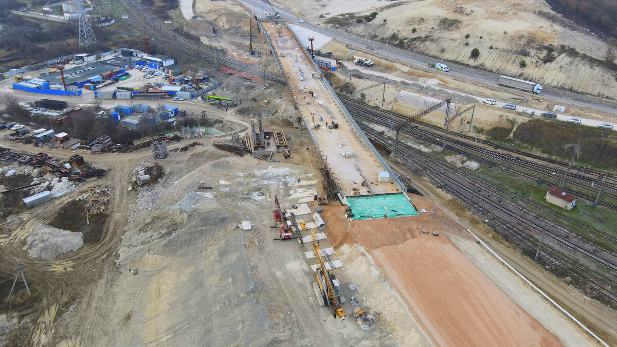 Слева от пролетного строения первой очереди пойдет вторая очередь путепровода. 