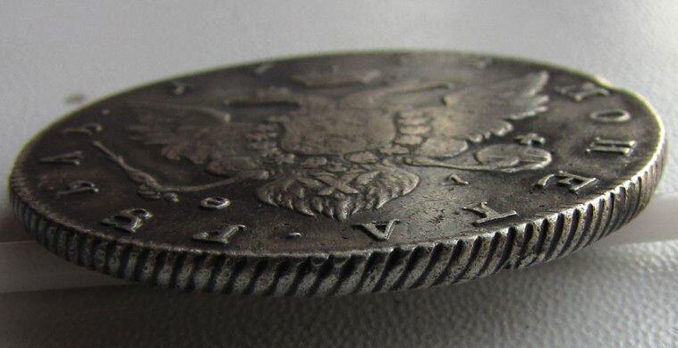 Шнуровидный (1). Насечки на ранте выполняются с наклоном вправо. Такой гурт оформлен на рубле 1778 года, отчеканенном на Санкт-петербургском монетном дворе.