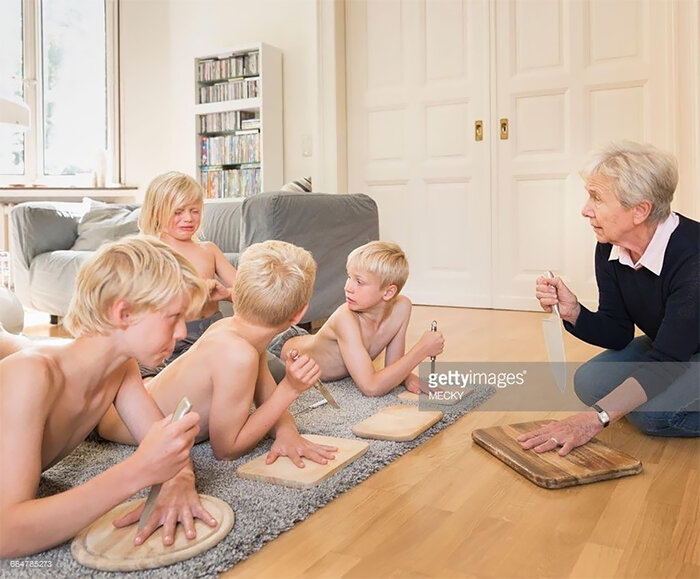 Фото: www.reddit.com/r/wtfstockphotos/comments/780hvv/grandma_teaches_blond_children_important_life/