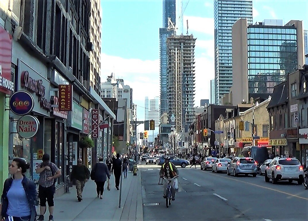 Самая длинная улица города. Торонто Йонг стрит. Канада улица Yonge Street. Самая длинная улица в мире Yonge Street. Улица Йонг стрит в Торонто.