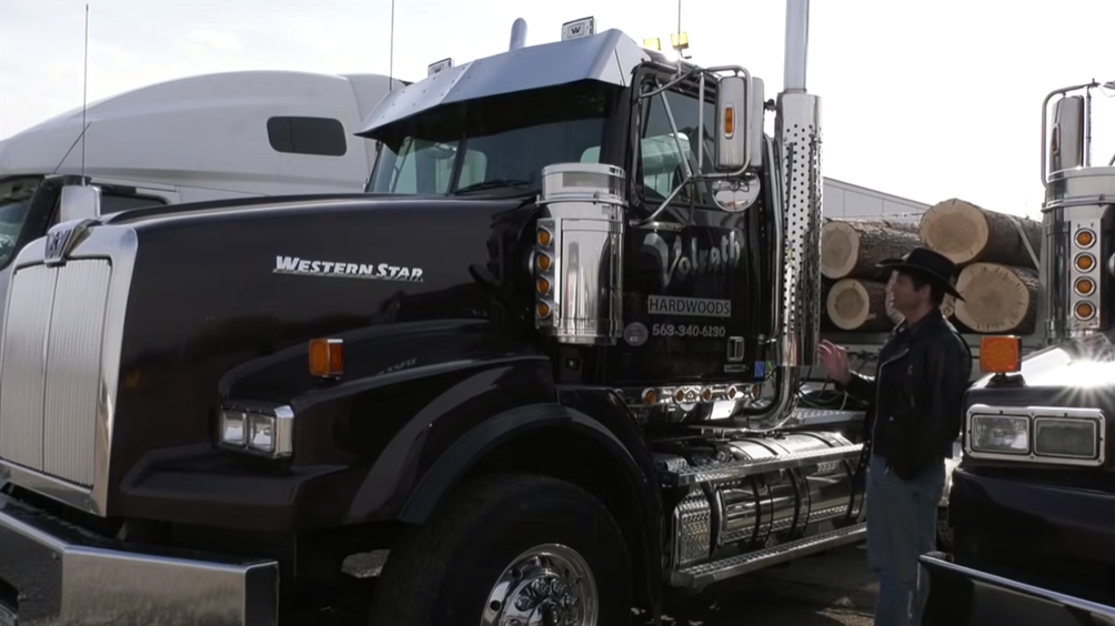 Грузовик перевозки леса.