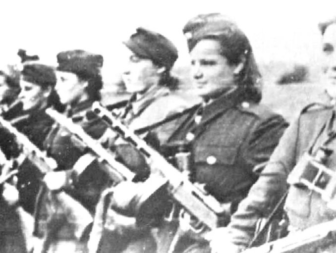 Они из "сотни отважных девушек"