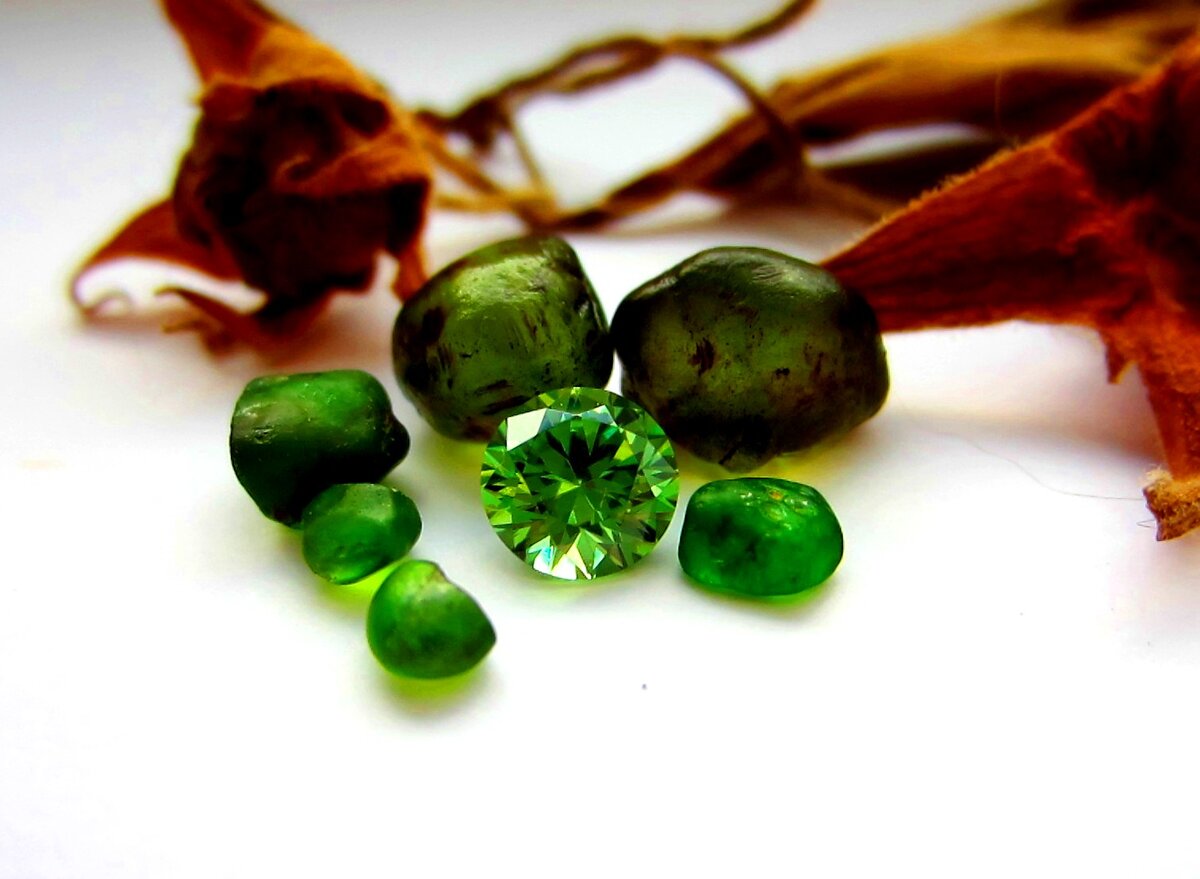 Уральские демантоиды в сырье и ограненном виде.