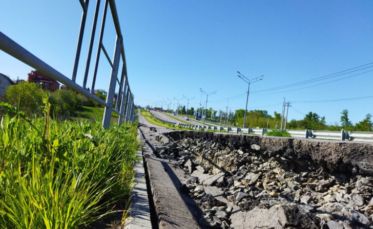   В Курске на проспекте Плевицкой продолжает разрушаться второй тротуар