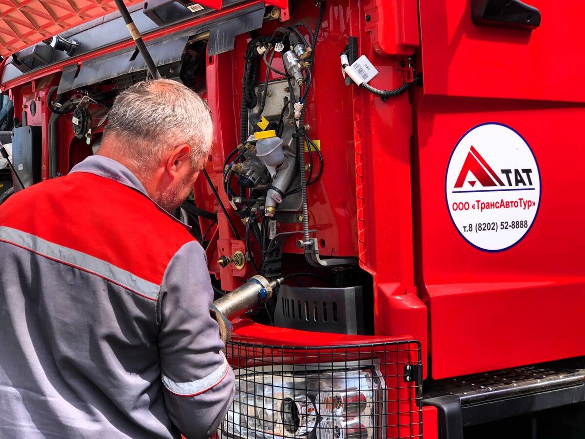 Михалыч шприцует какой-то ответственный элемент.