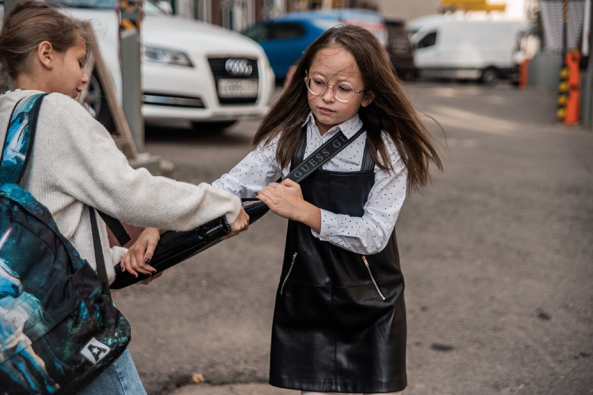 Это печально, но это случается. Одни дети иногда бьют других детей.