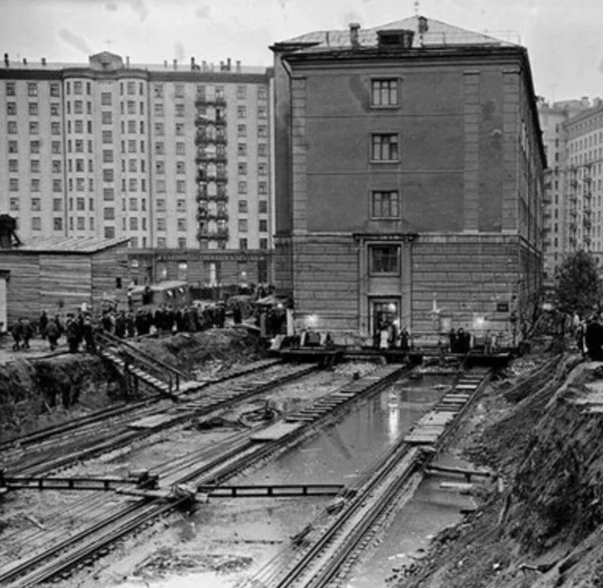 как переносили дома в москве при сталине