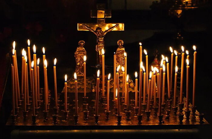 Куда ставят свечи за упокой в церкви фото