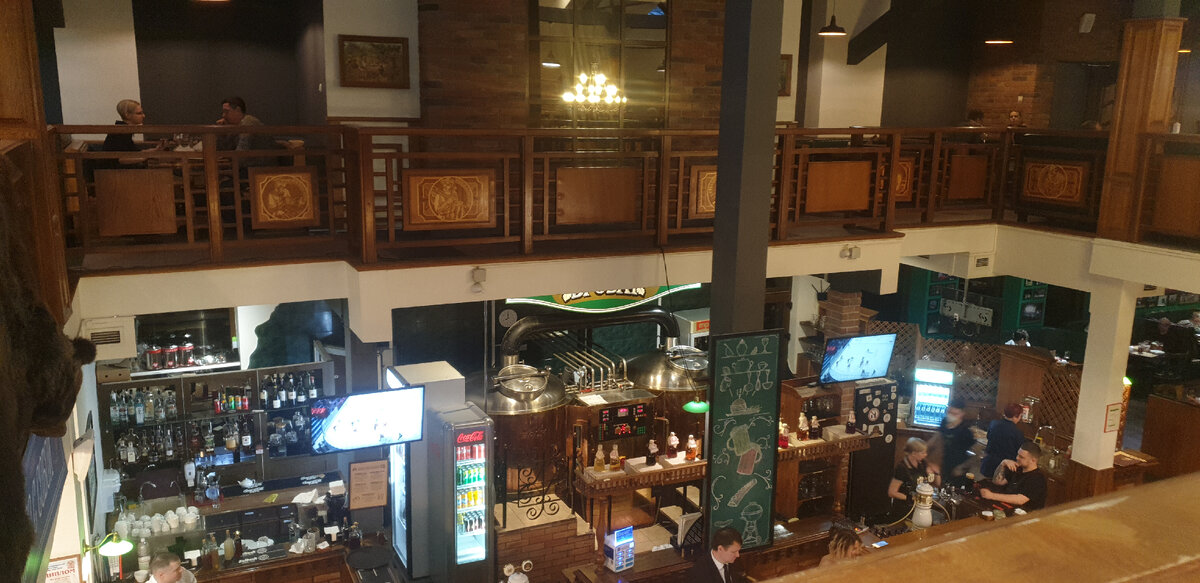 В зале вечером живая музыка