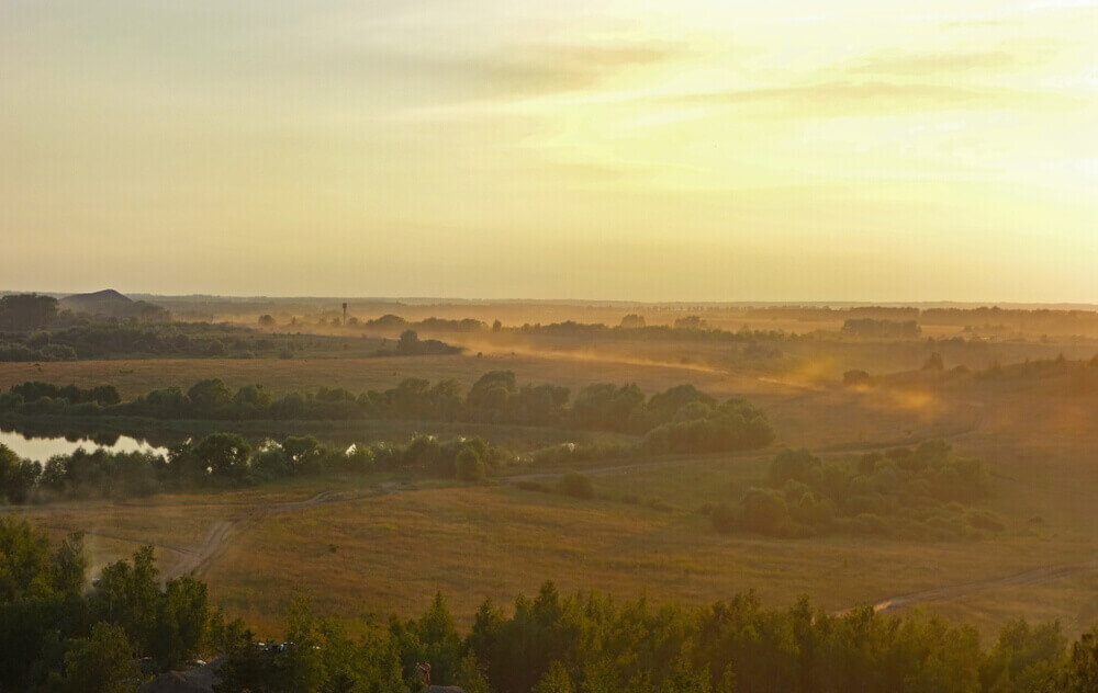 Поле рядом с Москвой на рассвете