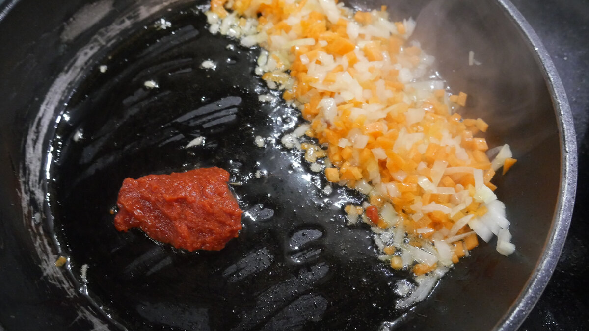 Потом обжарить лук с морковью и когда лук станет полупрозрачным, добавить томатную пасту и обжарить ее. 