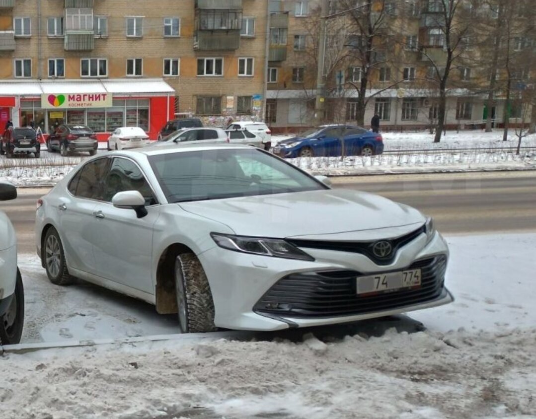 Я Уже боле двадцати лет пользуюсь только японскими автомобилями. Хотя конечно ездил и на европейских и на американских машинах. Однако японцы всегда покоряли своим качеством инновациями, которые присутствуют в каждой новой модели. До последнего времени я ездил на Хонде Аккорд. Машина меня вполне устраивала у нее отличные ходовые качества, мощный мотор и приличный салон. Однако год назад пришло время менять машину, и я решил в этот раз взять что-то более серьезное и солидное. Выбор остановил на новой Toyota Camry , в кузове седан.Автомобиль мне понравился, прежде всего, своим внешним видом. Ну а после того как я на нем поездил, хочу сказать что очень давно не испытывал таких положительных эмоций от вождения. Автомобиль прекрасно ведет себя на любой дороге, причем все равно где вы находитесь в центре города или на проездной дороге. Машина идет плавно даже по очень ухабистым участкам. Места хватает для комфортной поездки в пятером.Кемри спортивный и немного хищный внешний вид. Кузов обладает плавными чертами, хотя на капоте и дверях есть специальные волны. Я так понимаю для улучшения аэродинамических качеств. Впереди у машины довольно узкая линия, в которую поместилась решетка радиатора с большим фирменным знаком и фары. При этом стоит отметить, что свет у этой модели просто отменный и даже в темное время суток водитель будет чувствовать себя, вполне уверено. Посадка практичная, большие колеса и удобные двери. Сзади можно заметить большой бампер и вместительный багажник.Салон автомобиля отделан по высшему классу. Материалы интерьера очень качественные и приятные на ощупь. Есть множество технических аксессуаров вроде электрических стеклоподъемников и очень тихого кондиционера. Также стоит отметить большую вместительность, удобные сиденья и чрезвычайно функциональную переднюю панель с большим экраном. Настройки производить очень удобно стоит только нажать несколько кнопок на экране.Машина очень шустрая, не смотря на свой тяжелый вес, у меня не самая дорогая комплектация, но и этого мотора вполне хватает для скоростных поездок. Мотор мощностью 150 л. с. объем почти 2 литра, АКПП, цилиндров 4.За год эксплуатации автомобиля он доказал сою надежность, чему лично я очень рад.Плюсы и минусыДизайн салона, Активные системы безопасности, Информативность, Надежность, Качество сборки, Долговечность, Электроника Регулировка руля, Потеря к сожалению в стоимости при продаже. 