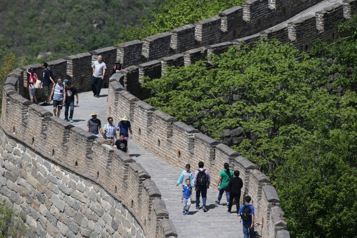 Почему великая китайская. Великая стена Китай. Бойницы китайской стены. Китайская стена направление бойниц. Бойницы Великой китайской стены направлены в сторону Китая.